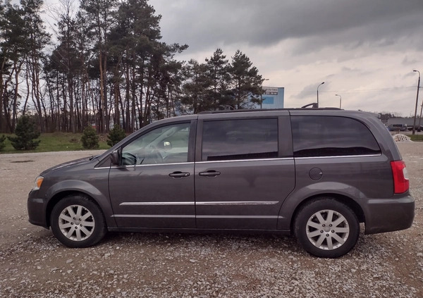 Chrysler Town &amp; Country cena 43500 przebieg: 150000, rok produkcji 2016 z Legionowo małe 37